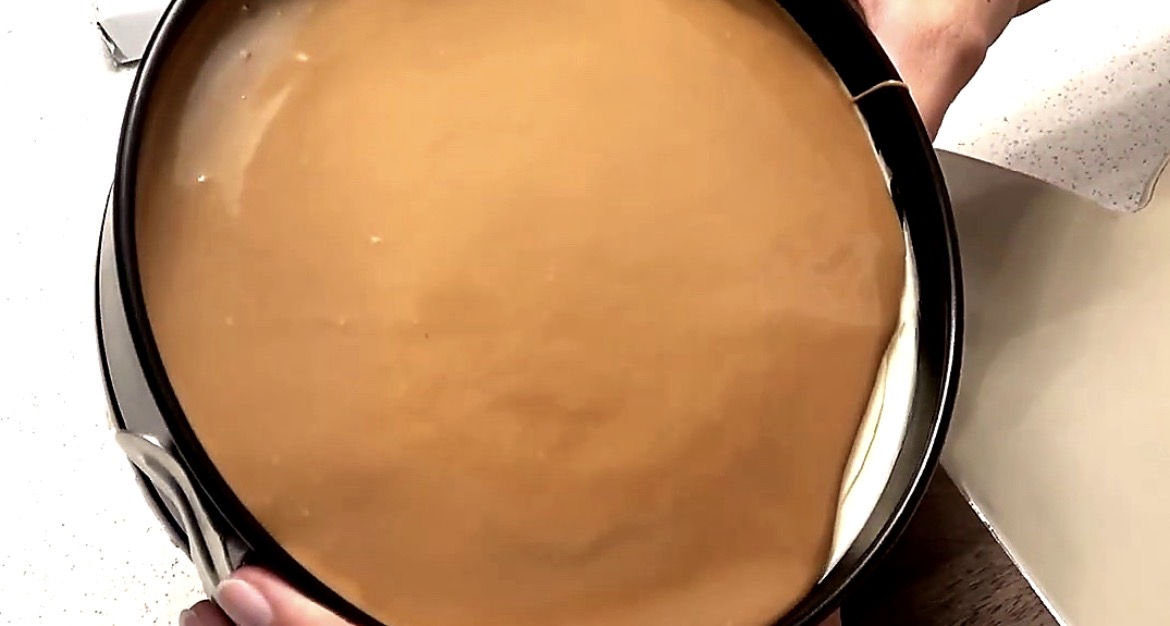 Cheesecake me Lotus i ftohur, me shtresë të lëmuar Lotus Spread sipër