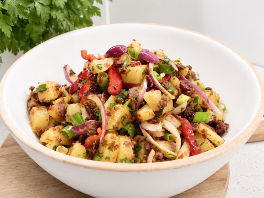 Sallatë me patate, domate të thara dhe perime